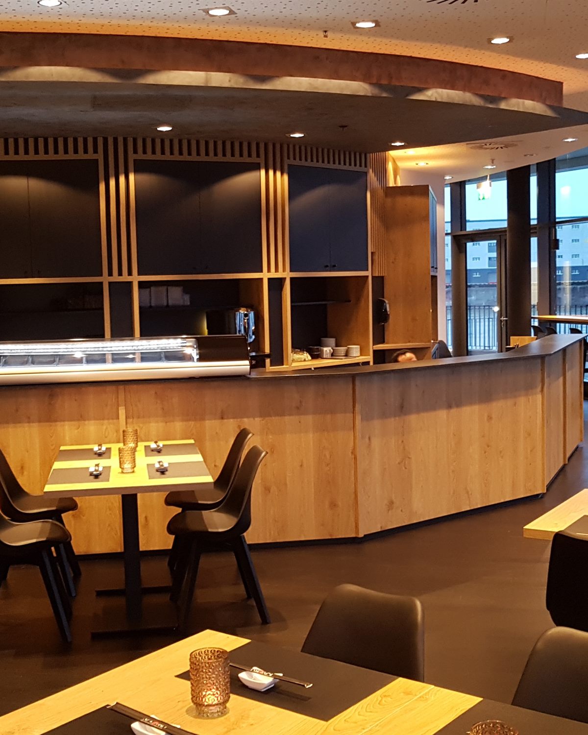 Gastraum mit offener Sushi-Theke im KAORU Restaurant Ludwigshafen