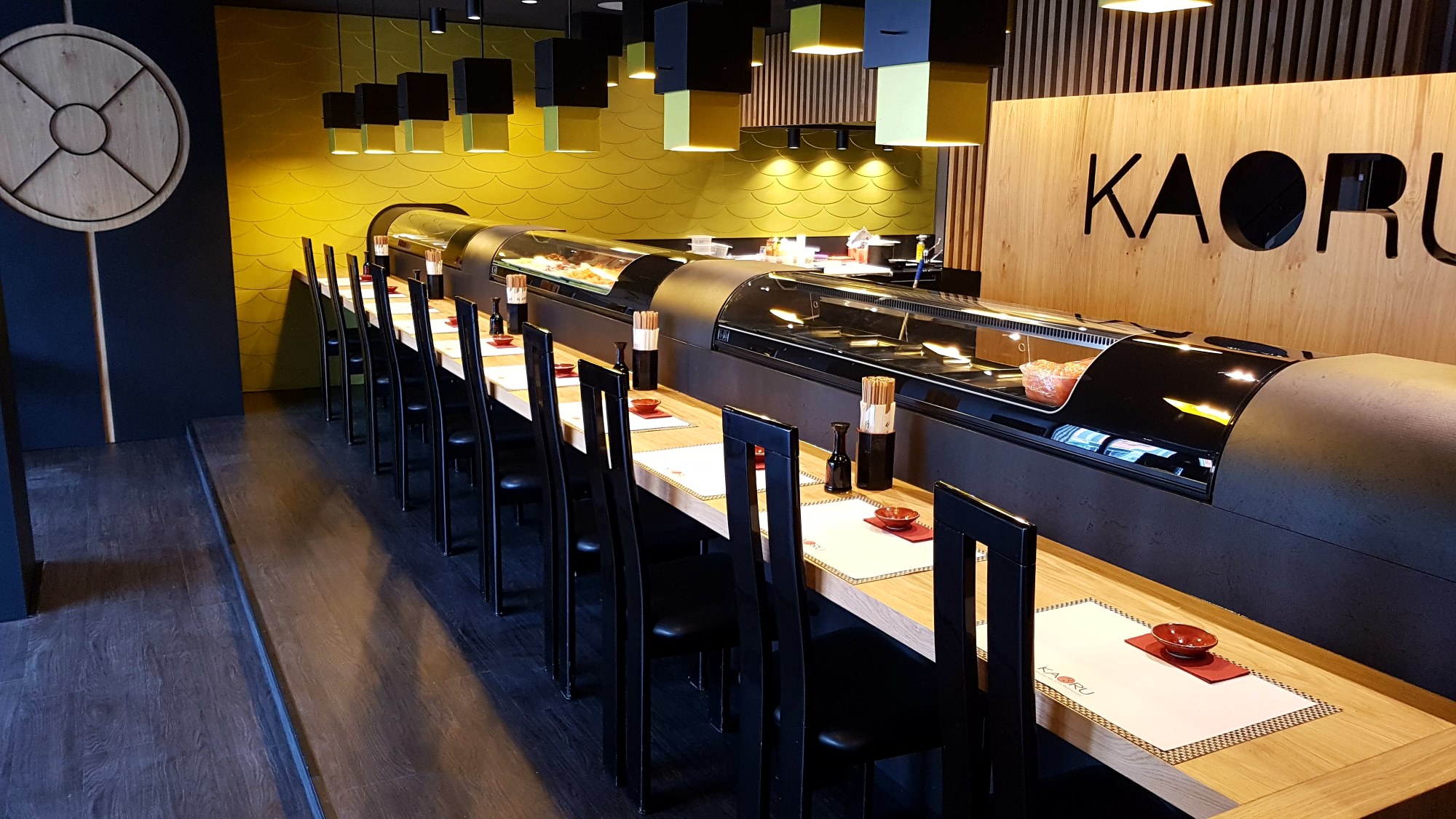 Sushi-Theke mit Sitzplätzen im KAORU Restaurant in der Goethestraße in Mannheim