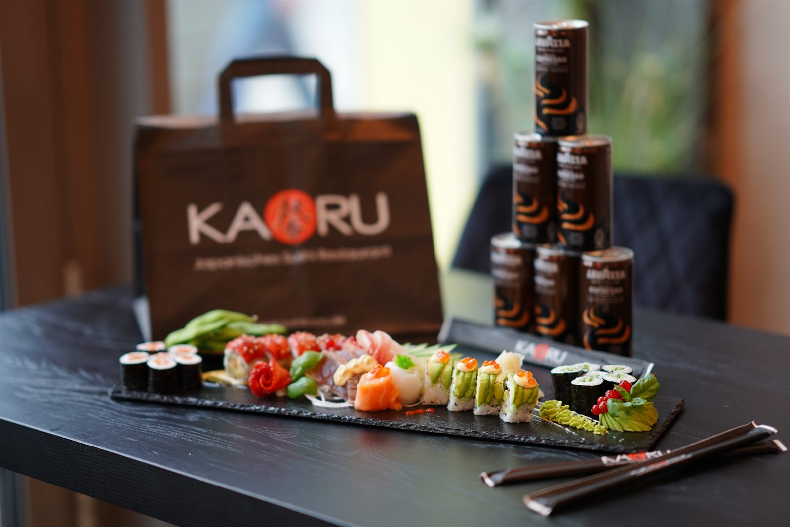 Sushi-Platte und KAORU Tüte zum Abholen in der Goethestraße in Mannheim