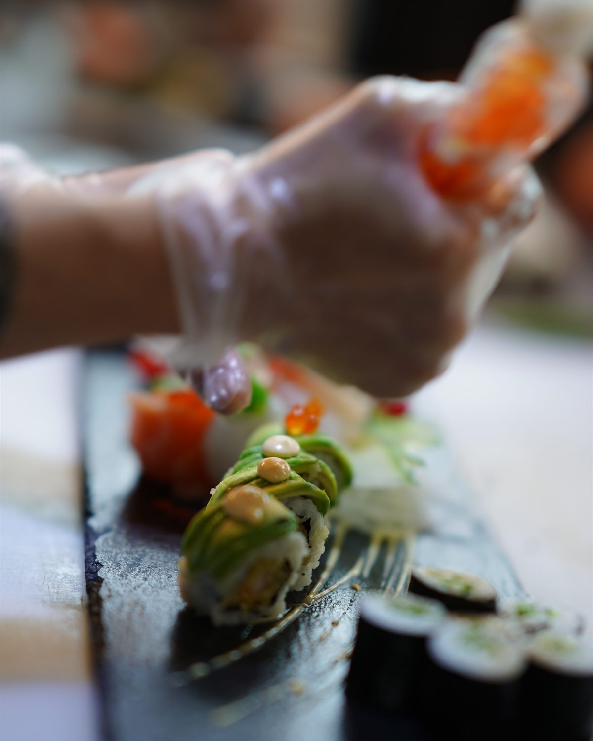 Sushi-Koch formt Nigiri von Hand bei KAORU